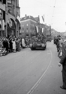 853201 Afbeelding van de doortocht van de geallieerden, in de Voorstraat te Utrecht.